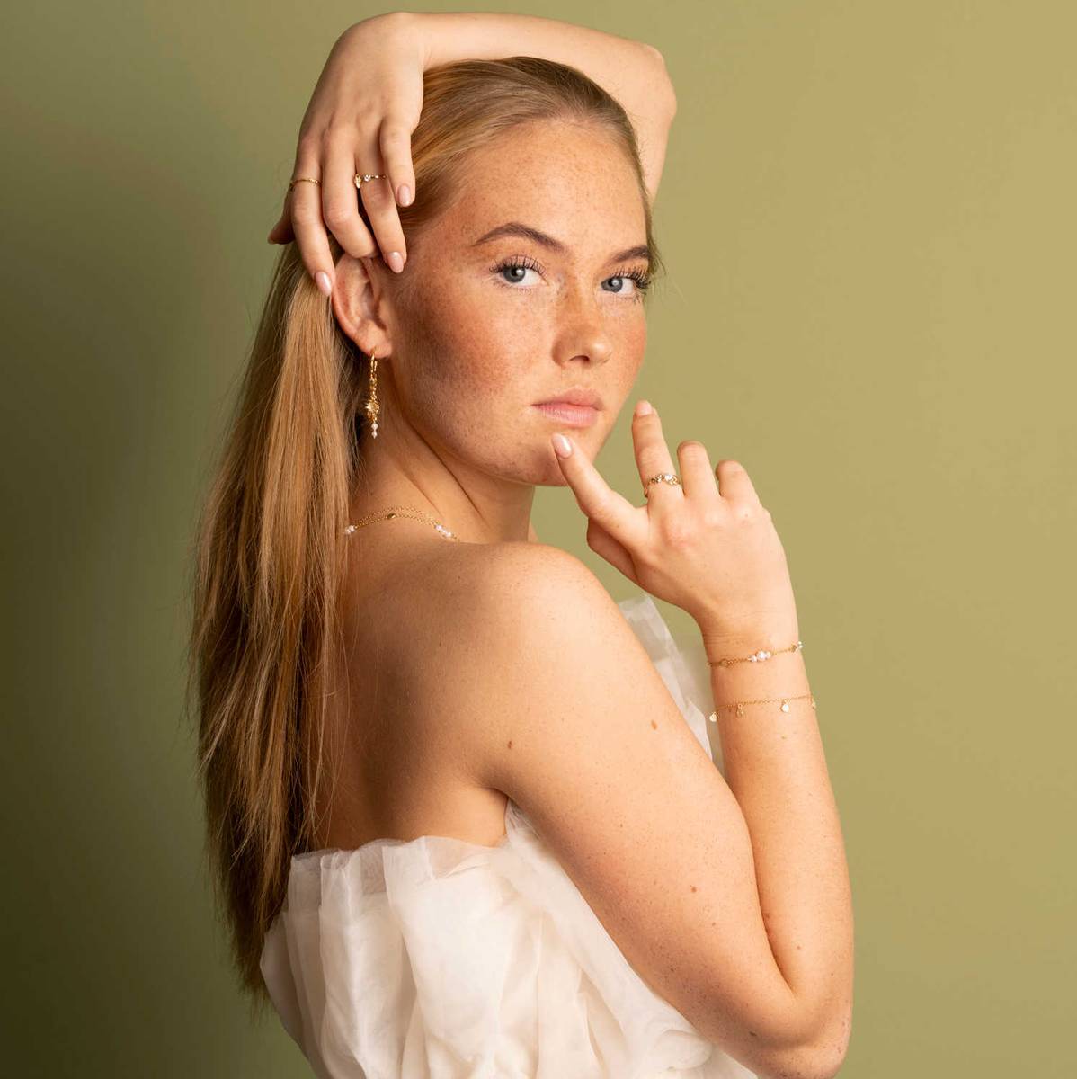 Mellow armbånd med charms