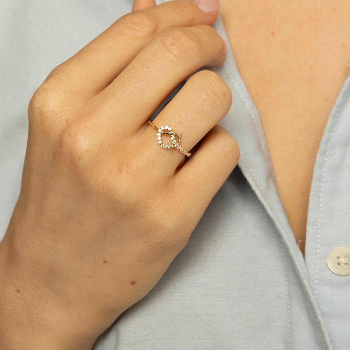 Ring i gull med zirkonia