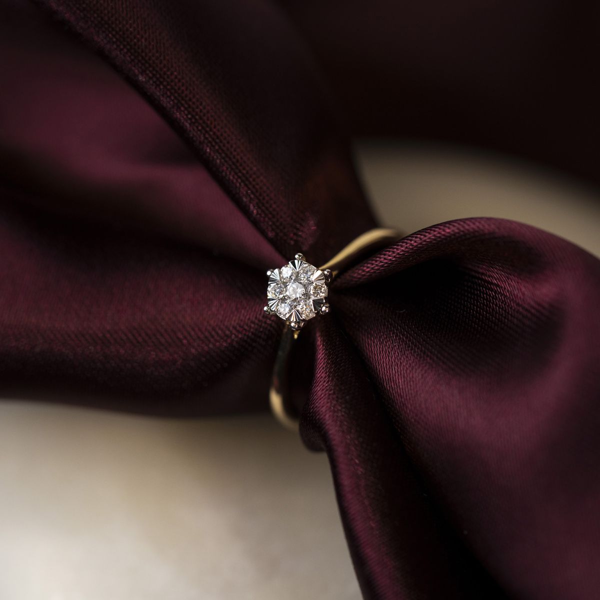 Ring i gult gull med diamanter illusjonsfatning 0,15ct