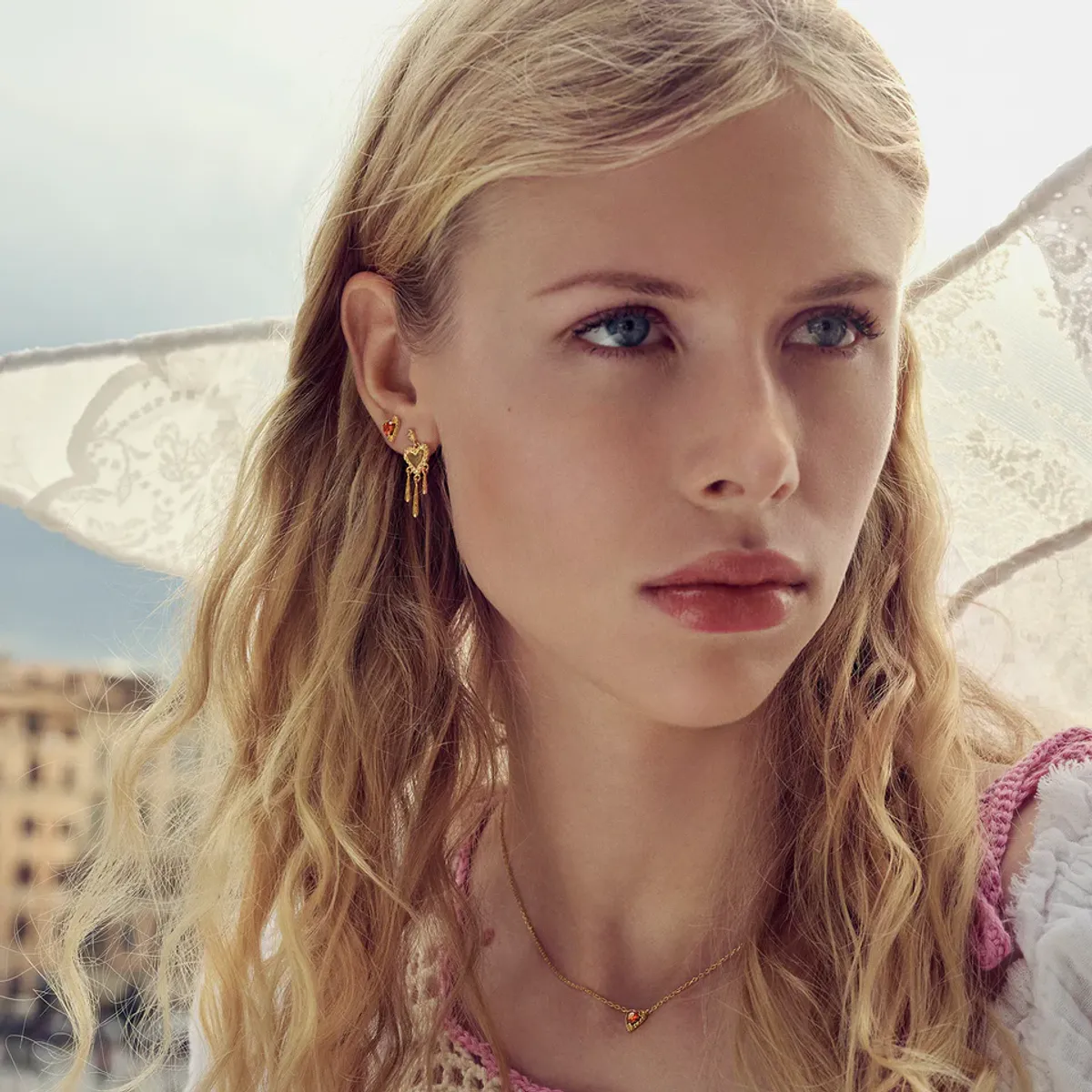 Lina Rosa ørepynt, Maanesten