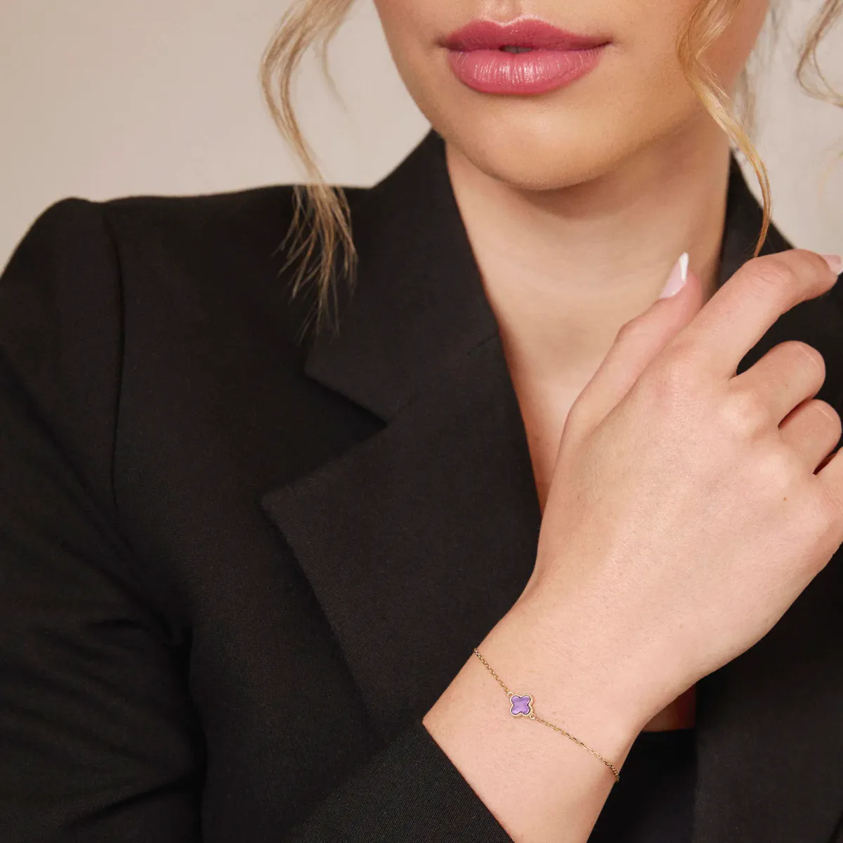 Kløverarmbånd med lilla perlemor