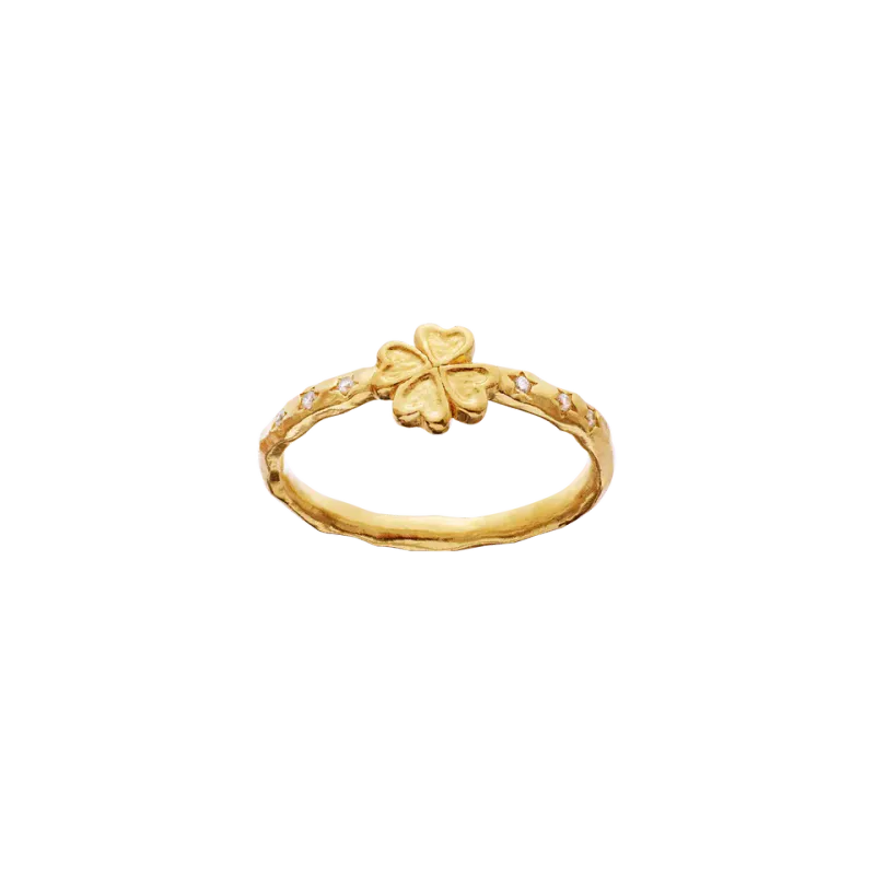 Clover Ring, Maanesten