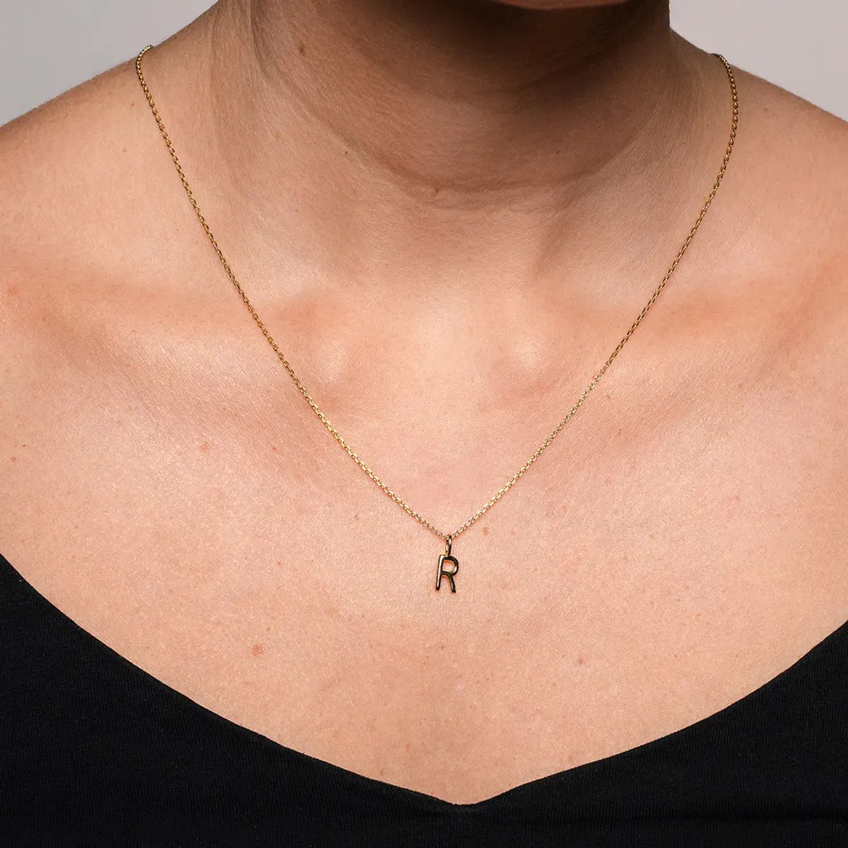 Bokstav smykke i forgylt sølv R