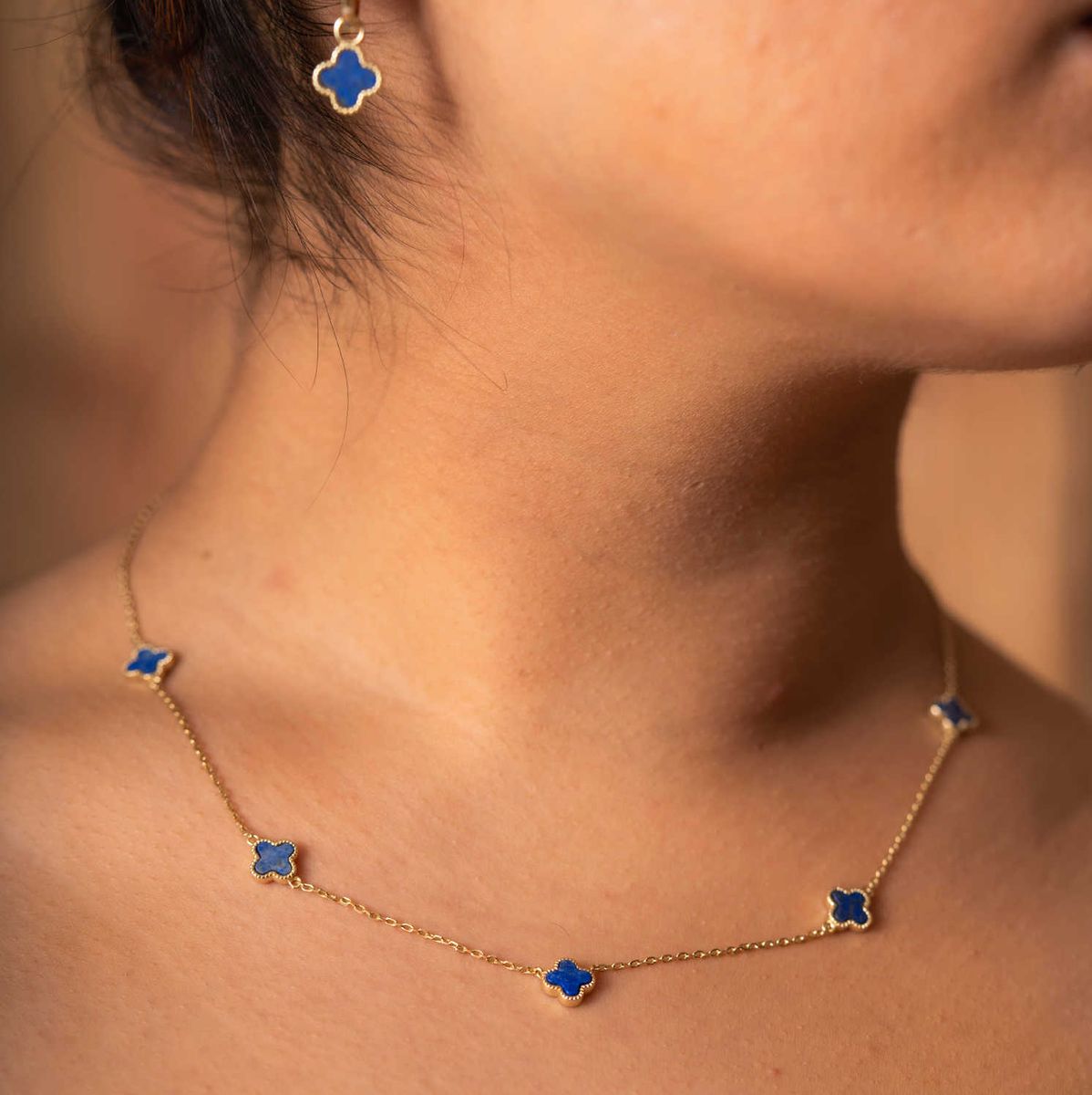 Smykke i sølv med havblå kløver